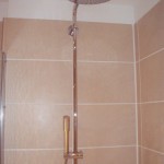 Salle de douche avec meuble vasque en résine