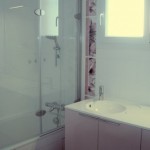Salle de bains avec baignoire en Quaryl