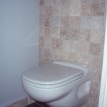 Wc suspendu sur carrelage type pierre