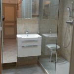 Colonne avec meuble vasque et bac de douche extra plat