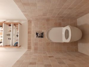 wc suspendu avec carrelage travertin