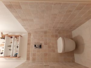 WC réalisé avec du carrelage travertin