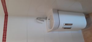 Agencement d’un toilette avec wc suspendu et lave-mains d’angle design
